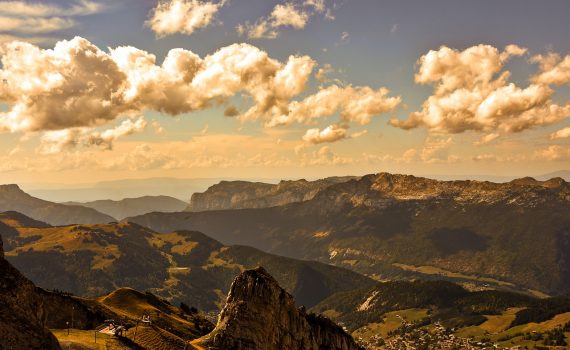 Etude de programmation pour la création d&rsquo;un pôle d&rsquo;accueil 4 saisons sur le Plateau des Confins